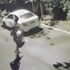 VIDEO: Ladrones roban auto a pareja que tenía intimidad y los dejan desnudos en plena calle