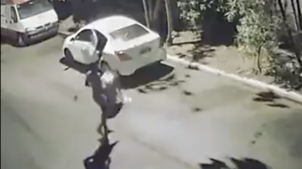 VIDEO: Ladrones roban auto a pareja que tenía intimidad y los dejan desnudos en plena calle