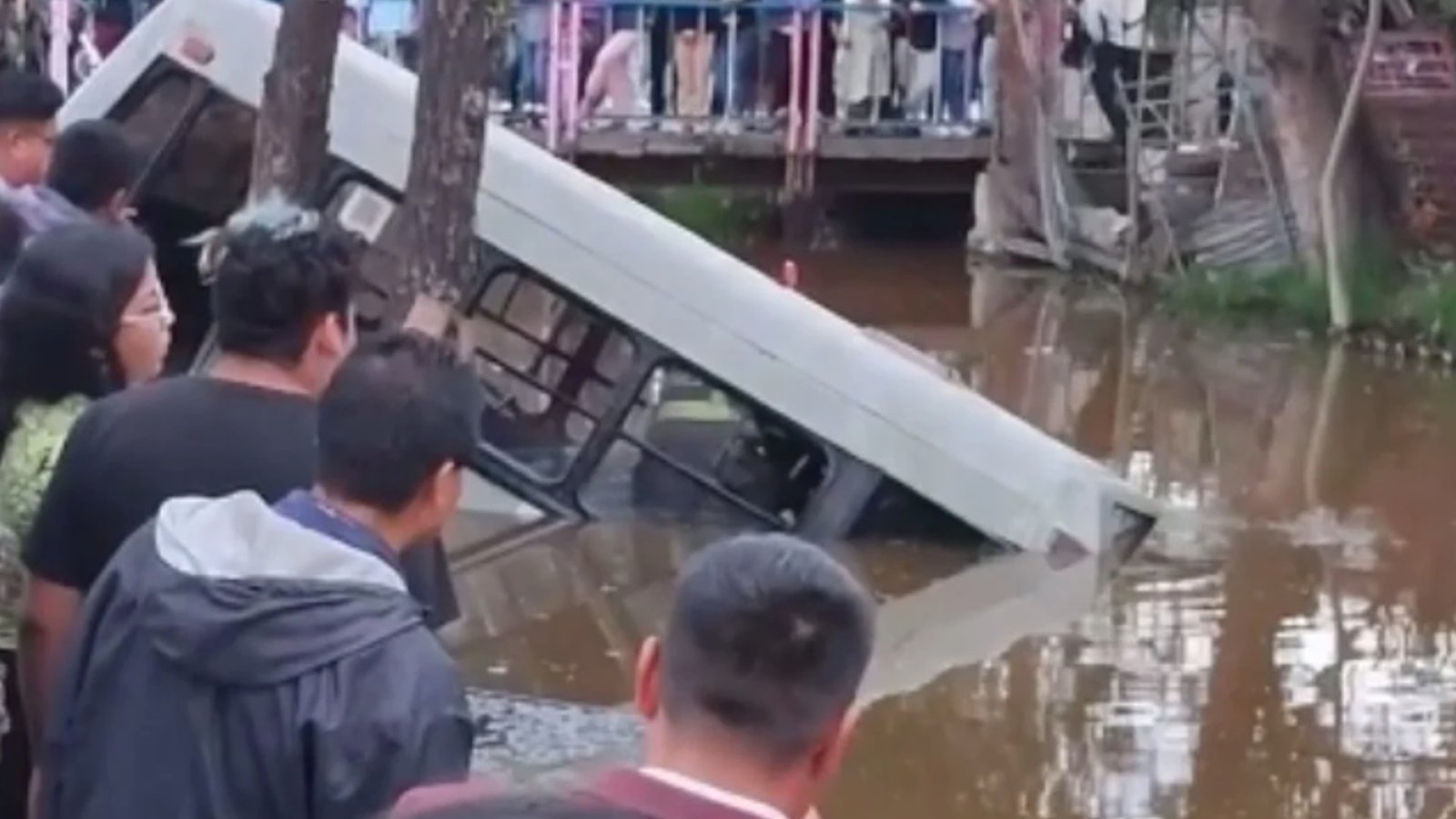 Microbús pierde del control y termina cayendo al canal de Xochimilco
