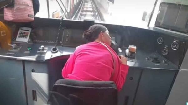 Captan a supuesta trabajadora del Metro durmiendo en una cabina de conducción