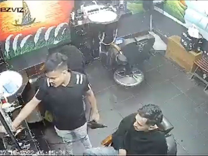IMÁGENES FUERTES: Mueren dos jóvenes en una barbería tras estallarles la secadora de cabello