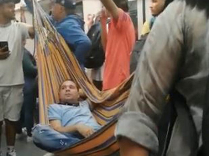 Hombre cuelga hamaca en vagón del metro y dice: "venía muy cansado del trabajo" (VIDEO)