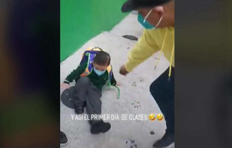 VIDEO: Pequeñito se cae por el peso de la mochila en su primer día de clases