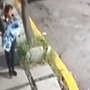 VIDEO: Captan a mujer abandonando a bebé en calles de Tlalnepantla