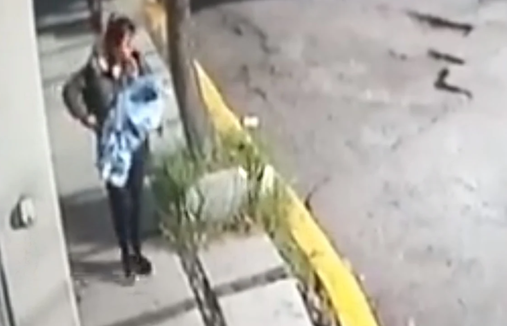 VIDEO: Captan A Mujer Abandonando A Bebé En Calles De Tlalnepantla ...