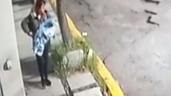 VIDEO: Captan a mujer abandonando a bebé en calles de Tlalnepantla