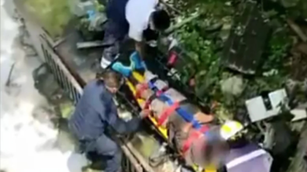 VIDEO: Así fue el rescate de una persona en la Magdalena Contreras que le cayó una barda encima