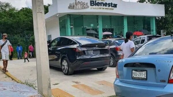 Abuelito llega a cobrar su Pensión Bienestar en un Tesla Model X y lo exhiben