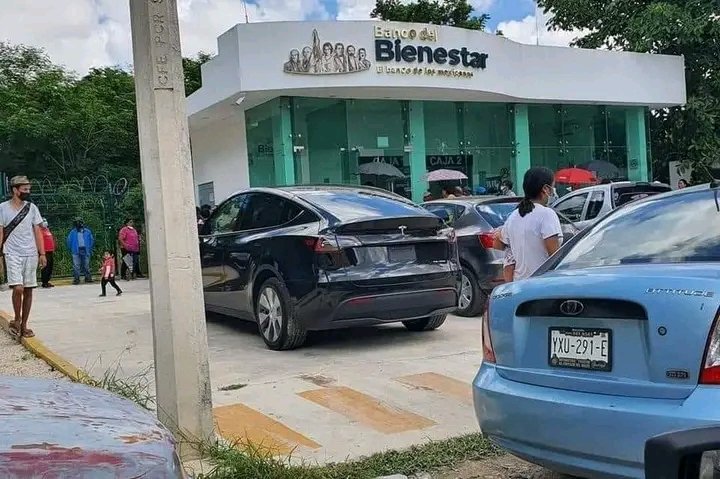 Abuelito llega a cobrar su Pensión Bienestar en un Tesla Model X y lo exhiben