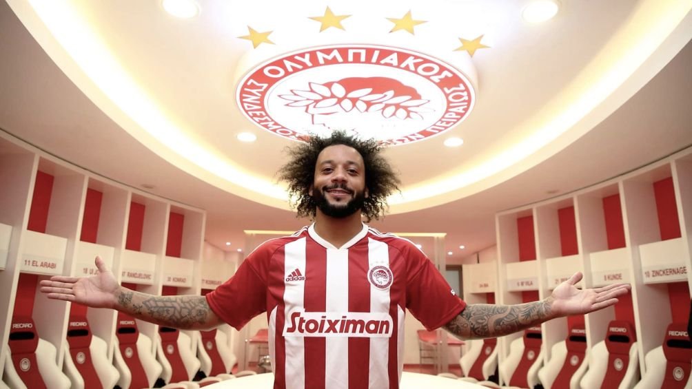 Marcelo es presentado como nuevo refuerzo del Olympiacos y enloquece a la afición