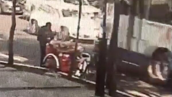 Video del momento justo en que un tamalero fue embestido por un camión en Cuajimalpa