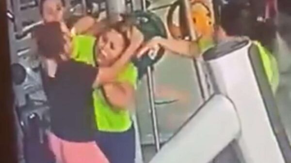 VIDEO: Mujeres protagonizan fuerte agarrón en el gimnasio y pelean por usar el mismo aparato