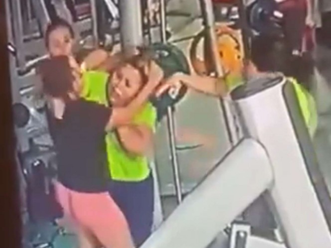 VIDEO: Mujeres protagonizan fuerte agarrón en el gimnasio y pelean por usar el mismo aparato