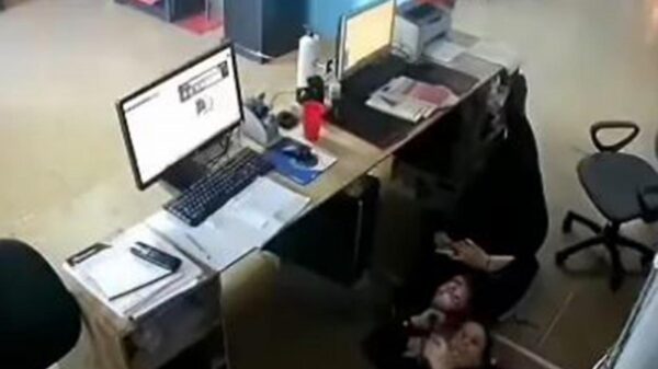 Mujeres "flojeaban" todo el día en el trabajo, jefe instaló cámaras y así las cachó