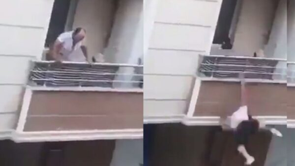 ¿Karma instantáneo? Hombre cae desde un balcón por lanzar objeto a peatón