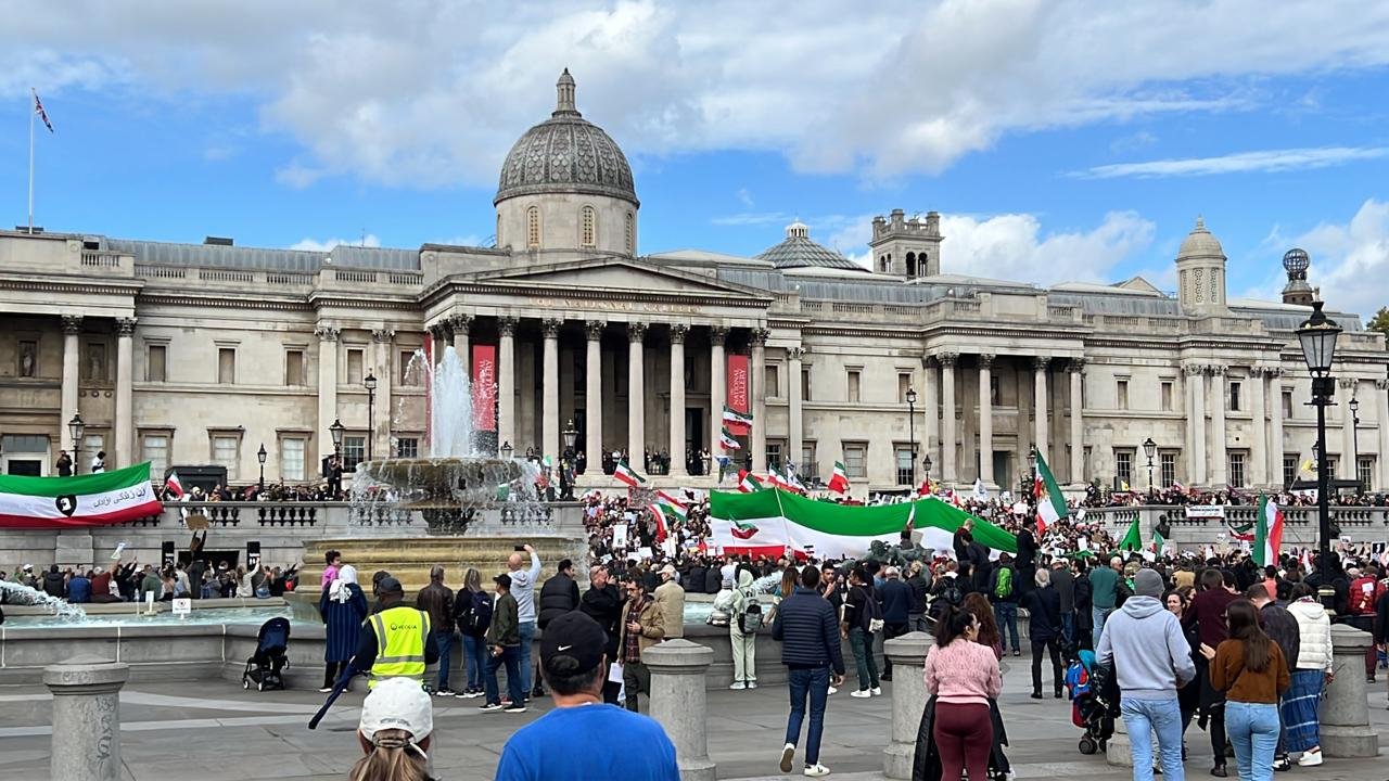 Miles de manifestantes protestan en el Trafalgar Square de Londres en pro de la libertad en Irán