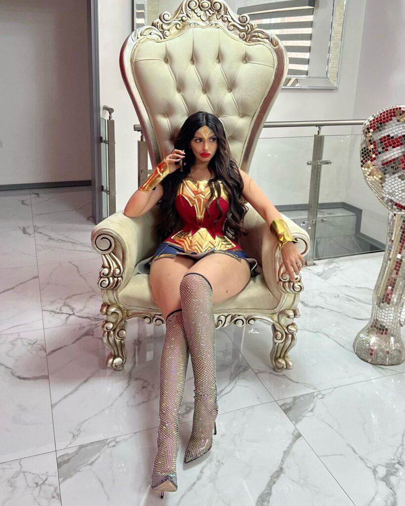 Erika Vega arranca los suspiros con sensual traje de Wonder Woman - México  Ya