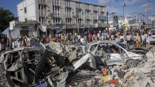 Al menos 100 muertos tras doble atentado con coches bomba en Somalia