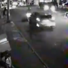 Video: Auto arrolla a repartidor en moto, lo abandona a su suerte y exhiben la impunidad