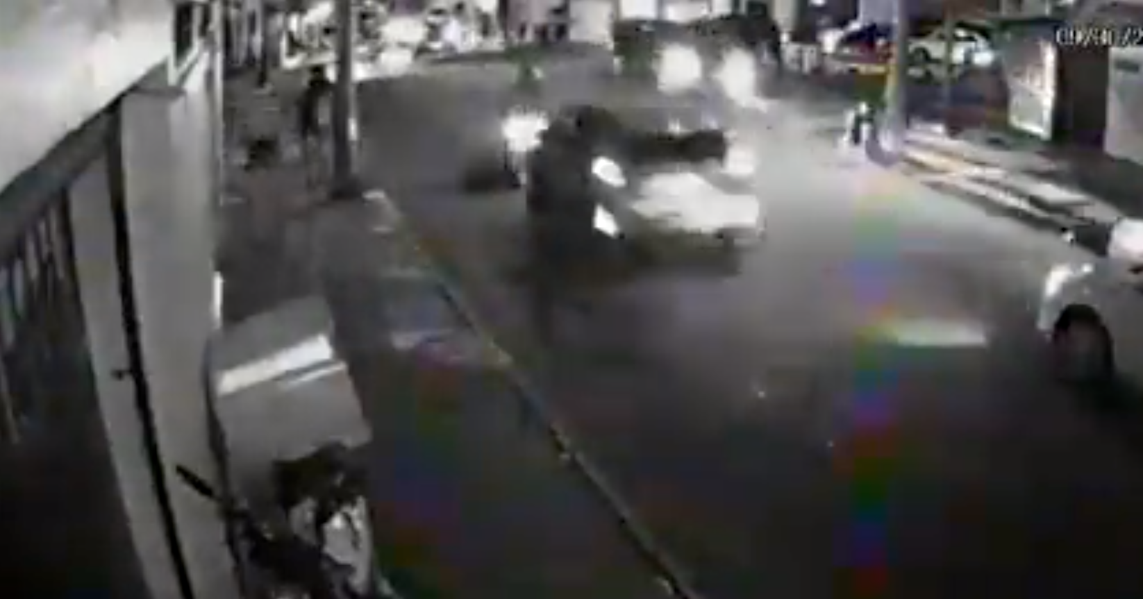 Video: Auto arrolla a repartidor en moto, lo abandona a su suerte y exhiben la impunidad