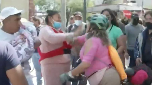 VIDEO: Mujeres pelean durante manifestación a las afueras de la Fiscalía de la CDMX