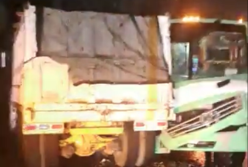 VIDEO: Reportan fuerte choque en la Picacho-Ajusco entre un camión de la ruta 39 y un tortón