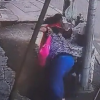 VIDEO: Señora se cae en plena calle y tira puesto de tamales
