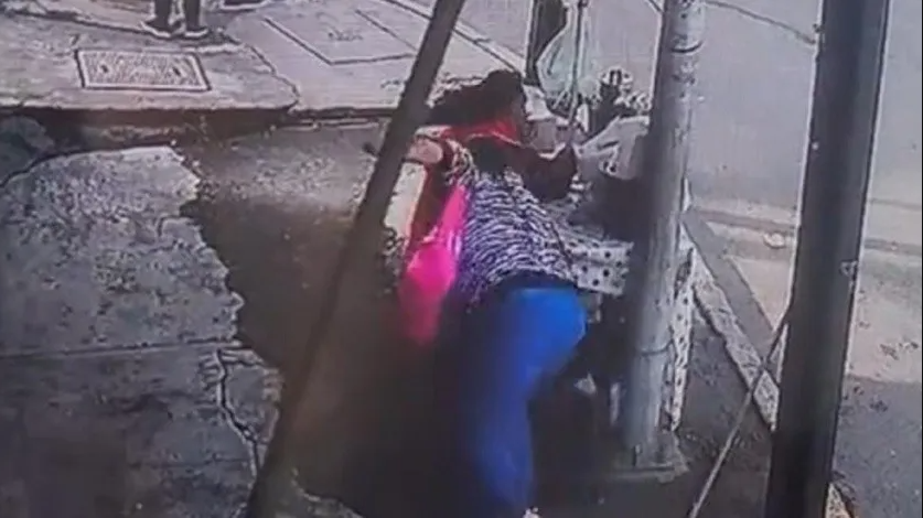 VIDEO: Señora se cae en plena calle y tira puesto de tamales