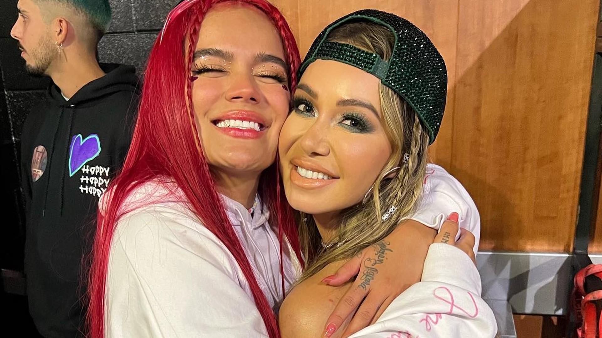 Chiquis Rivera le ‘mete mano’ a Karol G y exhibe la evidencia