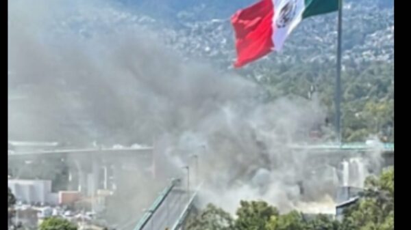 VIDEO: se registra fuerte incendio en Galerías el Triunfo de San Jerónimo