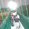 VIDEO: Puente colgante se derrumba en la India y ya suman más de 100 muertos