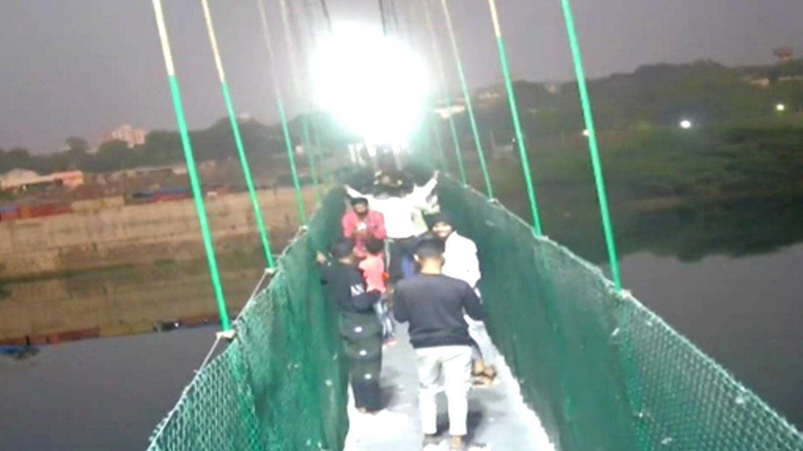 VIDEO: Puente colgante se derrumba en la India y ya suman más de 100 muertos