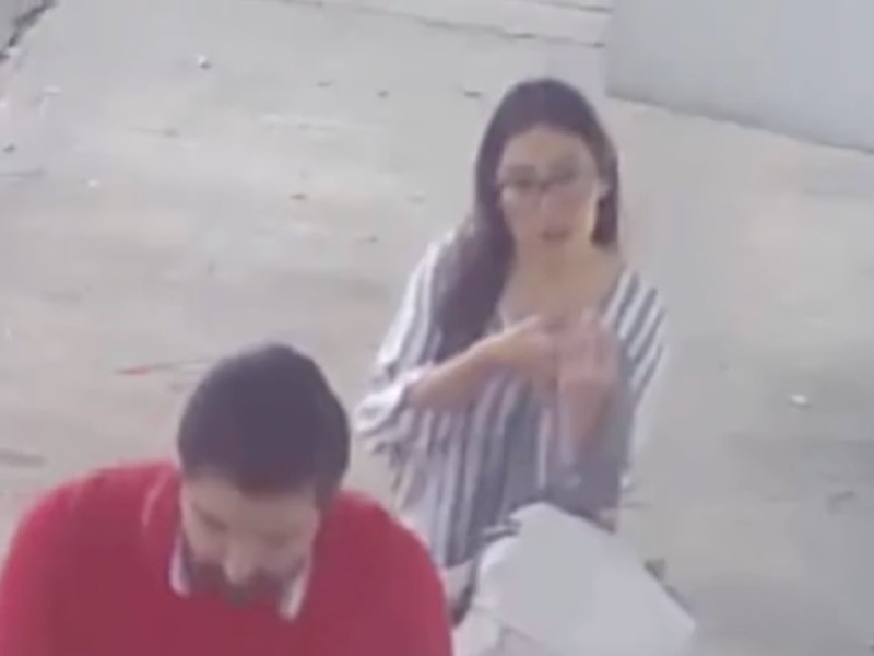 VIDEO: Exhiben a pareja de la Del Valle tirando los pañales sucios de su bebé en la calle