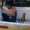 ¡Fiel hasta la muerte! Perrito acompaña a su dueño hasta la cárcel tras ser arrestado