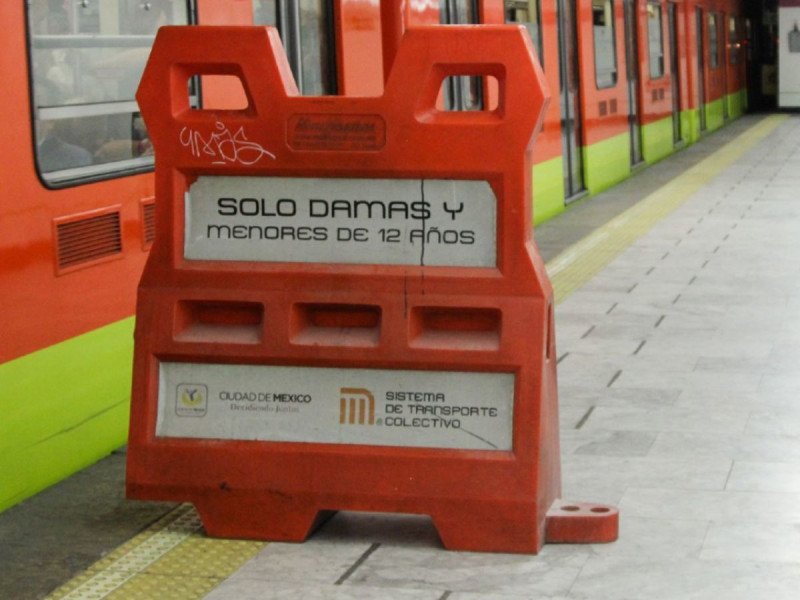 Tienda regala ropa por sacar hombres de vagones exclusivos del metro y desata la polémica