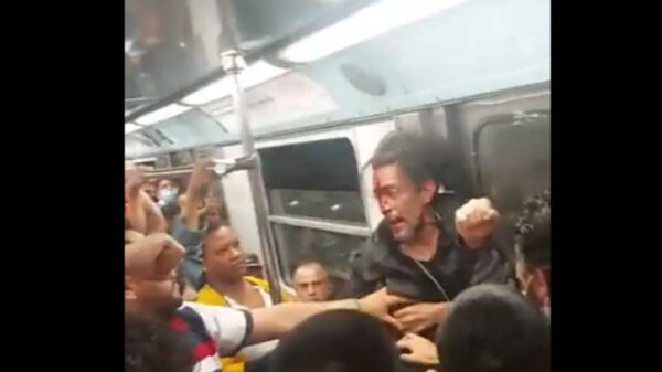 VIDEO: "¡Tengo SIDA!" dice sujeto y escupe a usuario tras intensa pelea en el metro de la CDMX
