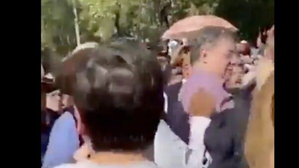 VIDEO: ¿Marcelo Ebrard fue escupido durante la marcha convocada por AMLO?