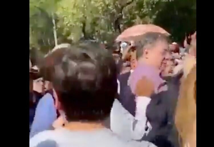 VIDEO: ¿Marcelo Ebrard fue escupido durante la marcha convocada por AMLO?