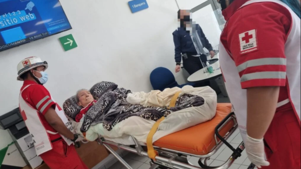 Mujer de 89 años tuvo que ser llevada en camilla a sucursal de Citibanamex para poder tramitar su tarjeta