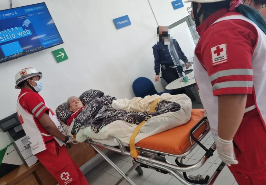 Mujer de 89 años tuvo que ser llevada en camilla a sucursal de Citibanamex para poder tramitar su tarjeta
