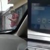 VIDEO: Hombre sale de su auto para escuchar mensaje de su amante pero el bluetooth lo delata