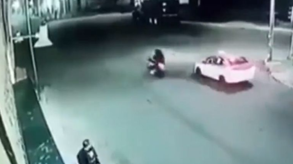 “¡Por qué los dejaste salir!”: Dos menores en moto sufren terrible accidente en moto tras estrellarse contra un trailer