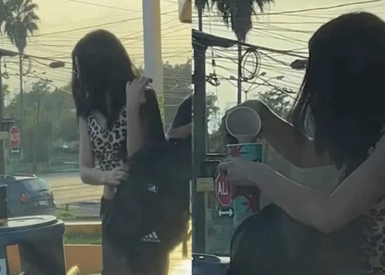 Captan a joven vaciando el café del Oxxo a un vaso de Starbucks y después se toma una selfie