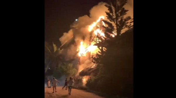 Reportan fuerte incendio en isla de Holbox; hay afectaciones a hoteles