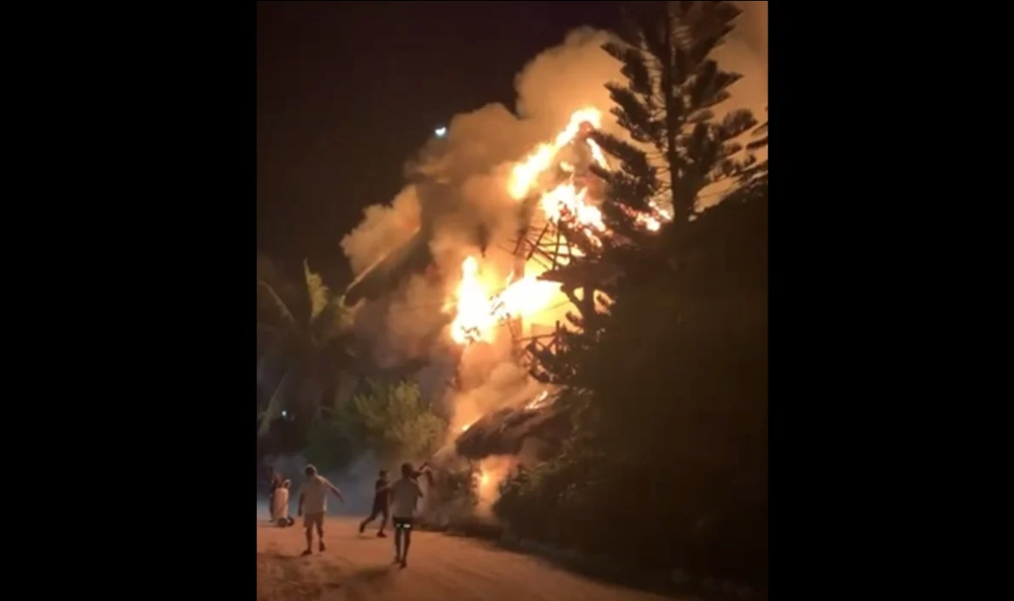 Reportan fuerte incendio en isla de Holbox; hay afectaciones a hoteles
