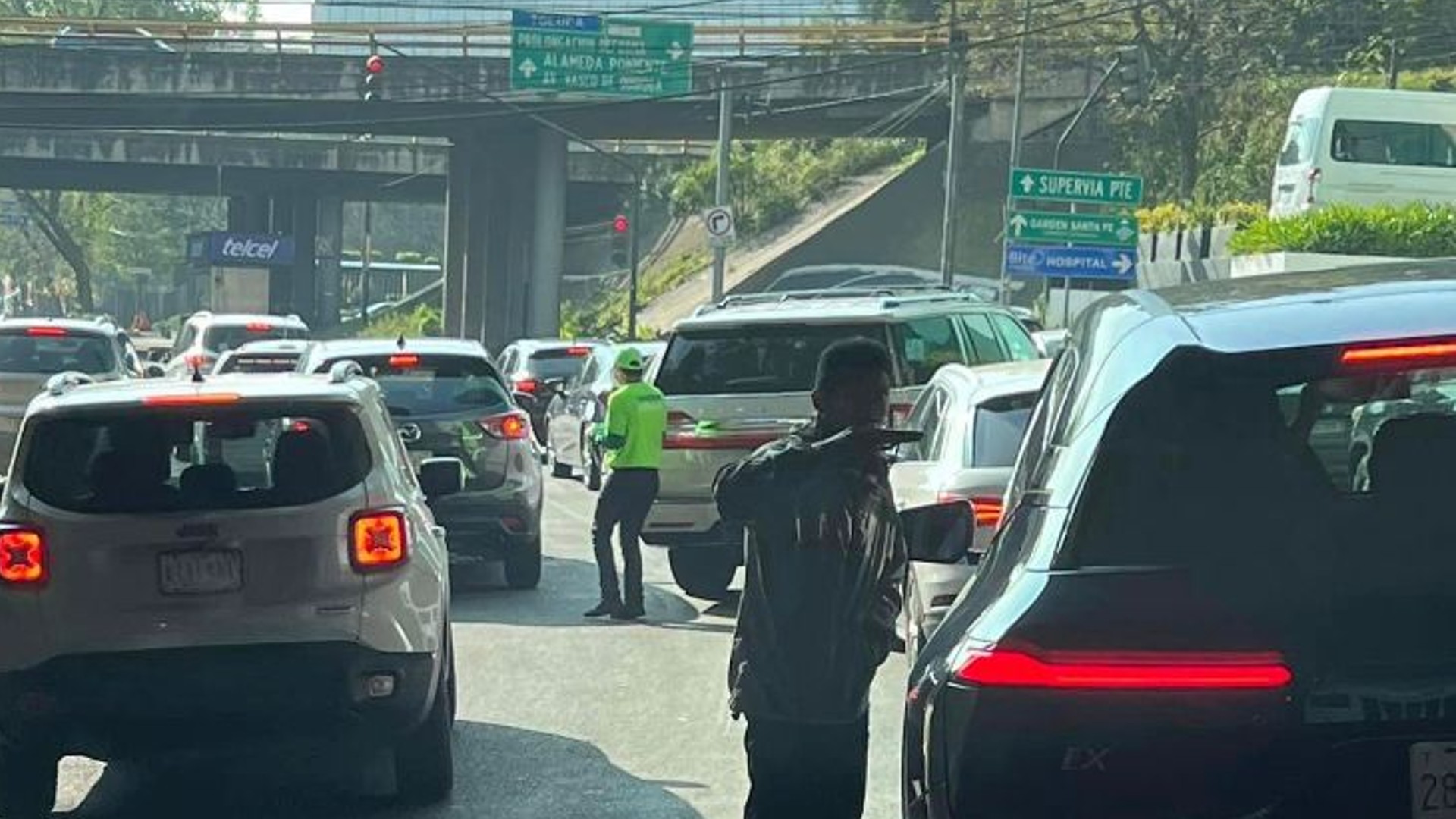 Captan asalto a punta de pistola a un automovilista en el túnel de Bosques de las Lomas