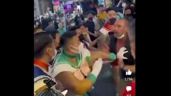 VIDEO: Fisicoculturistas disfrazados de 'Sailor Moon' dan una lección a borracho acosador