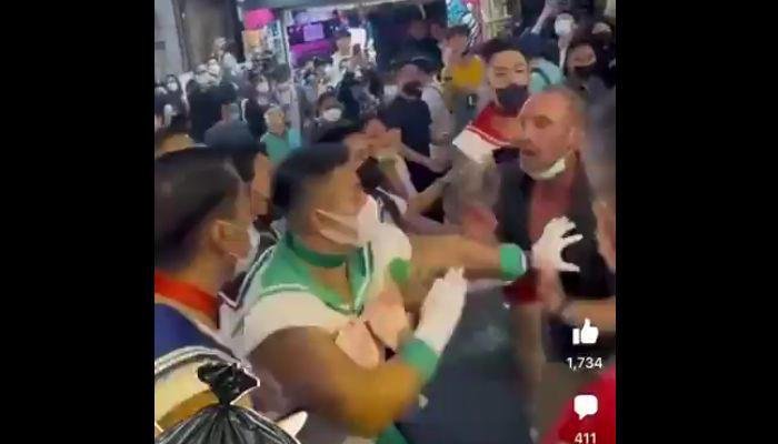 VIDEO: Fisicoculturistas disfrazados de 'Sailor Moon' dan una lección a borracho acosador