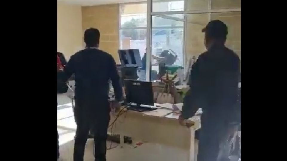 VIDEO: Detenido intenta escapar de un juzgado en Jalisco tras amenazar a personal