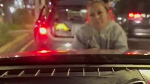 Mujer sale de la cajuela de un auto y finge atropellos para extorsionar automovilistas